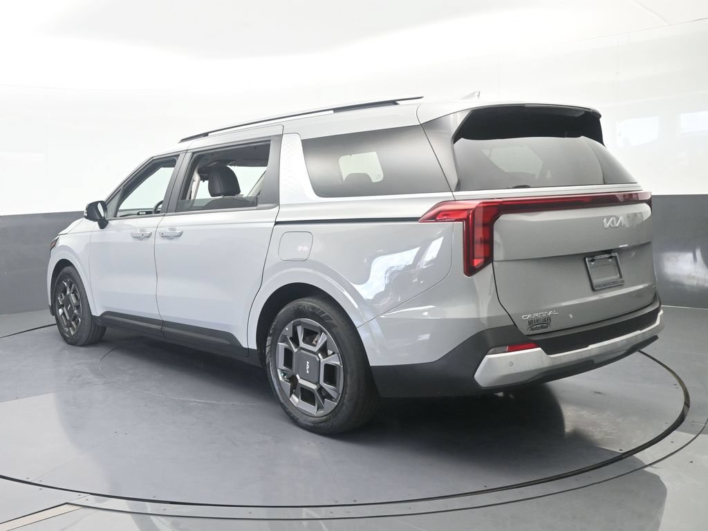 Used 2025 Kia Carnival EX FWD image 4