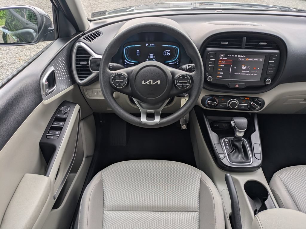 Used 2025 Kia Soul LX w/ LX Technology Package FWD image 16