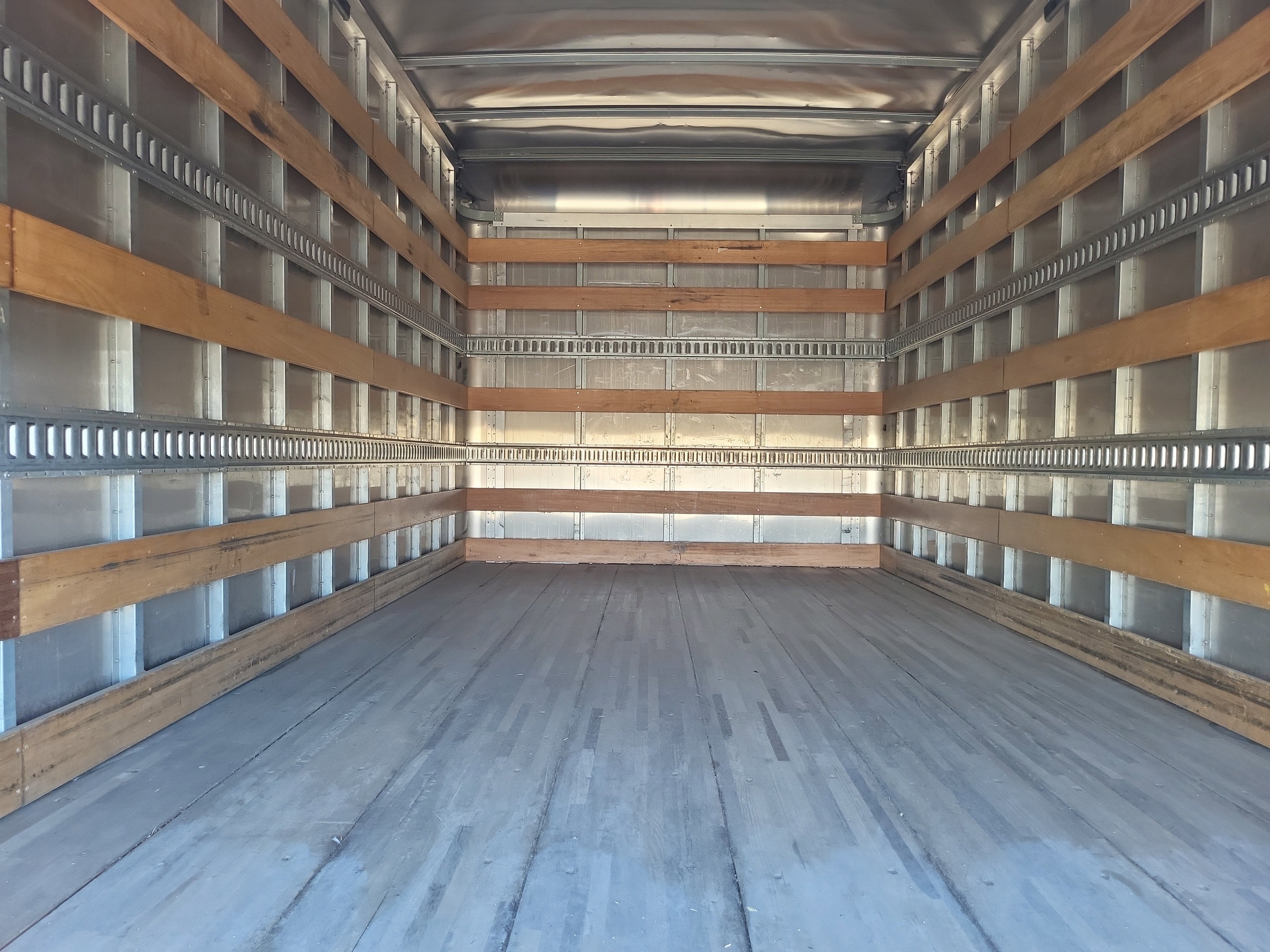 Used 2018 Isuzu NPR image 17