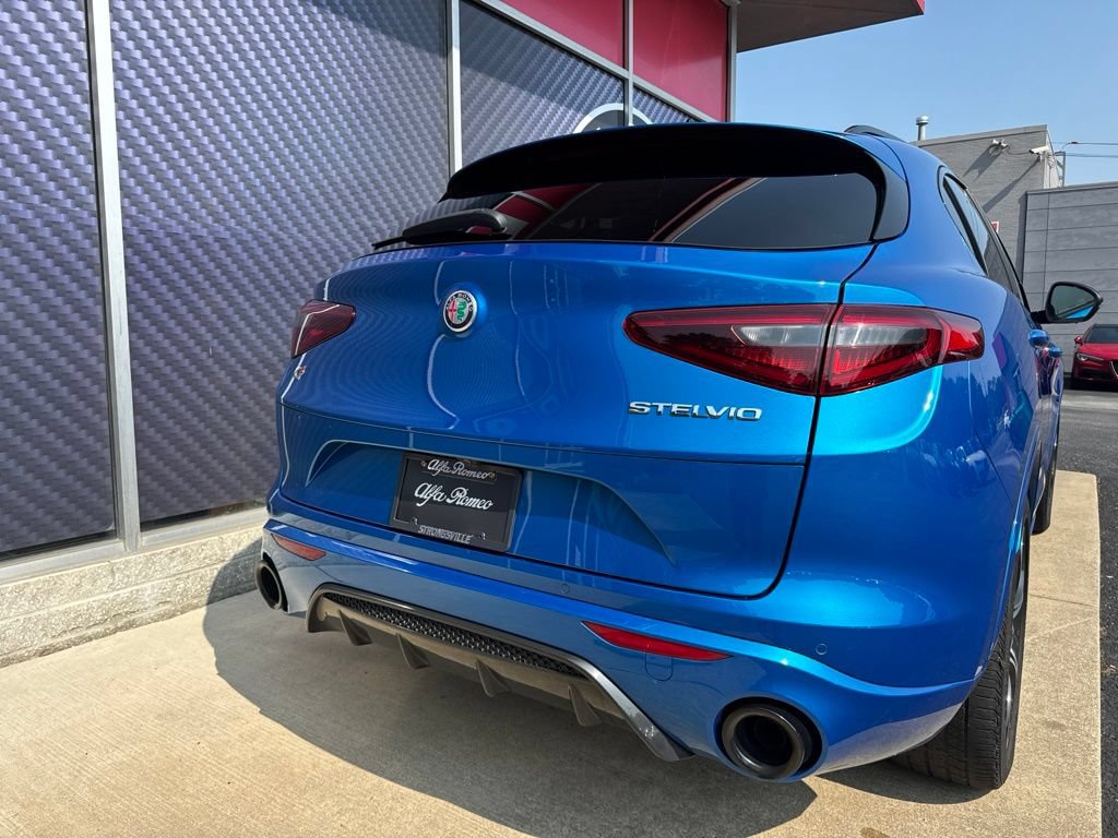 Used 2023 Alfa Romeo Stelvio Veloce AWD/4WD image 7