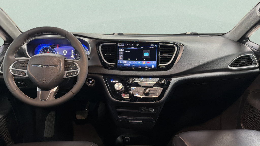 Used 2025 Chrysler Pacifica Select FWD image 37