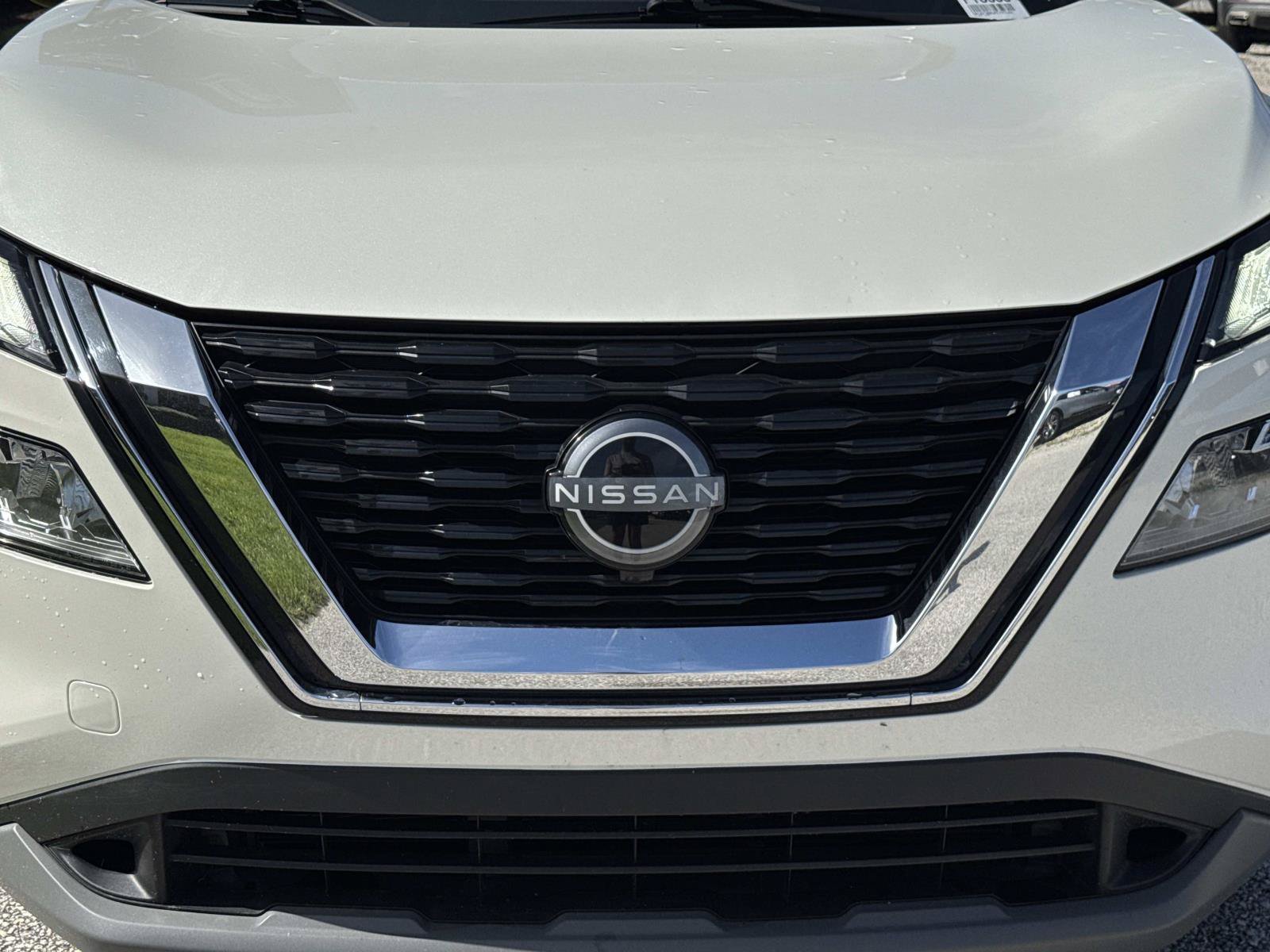 Used 2023 Nissan Rogue SV FWD image 8