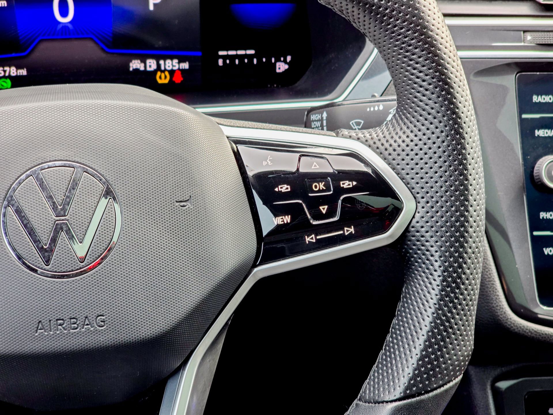 Used 2022 Volkswagen Tiguan SE R-Line image 28