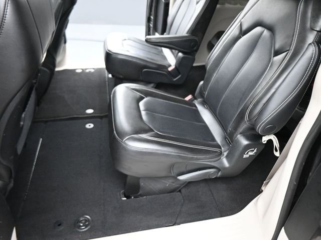 Used 2023 Chrysler Pacifica Touring-L image 18