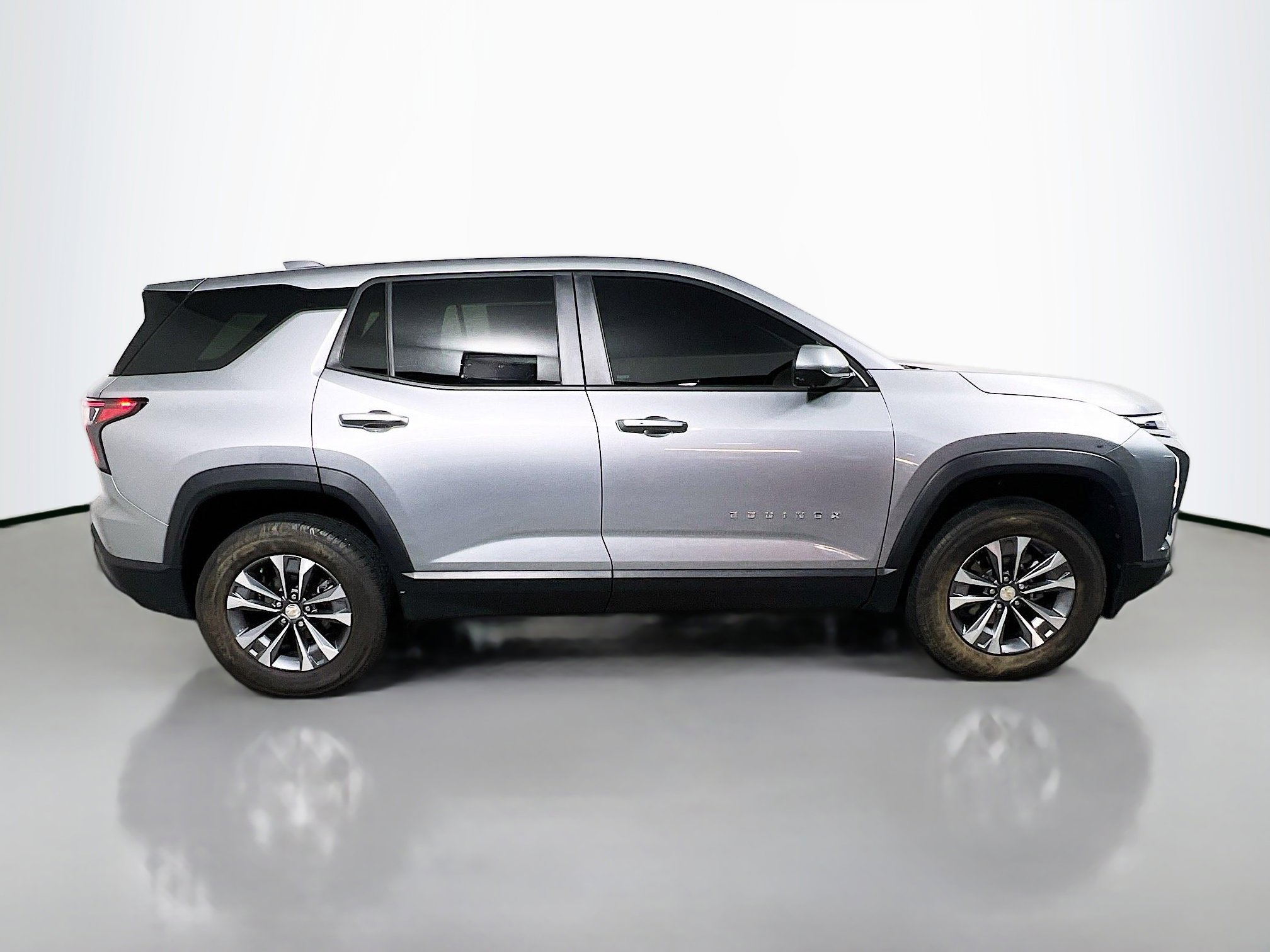 Used 2025 Chevrolet Equinox LT w/ Safety and Technology Package image 3