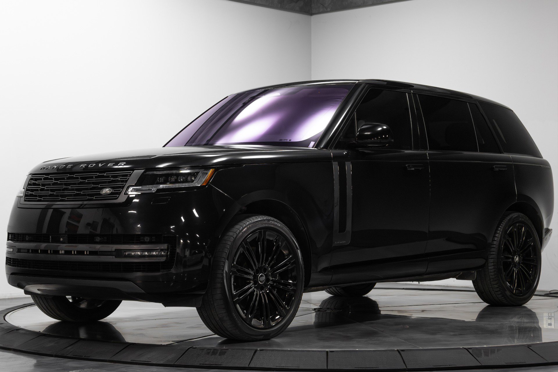 Used 2023 Land Rover Range Rover Long Wheelbase Autobiography image 2