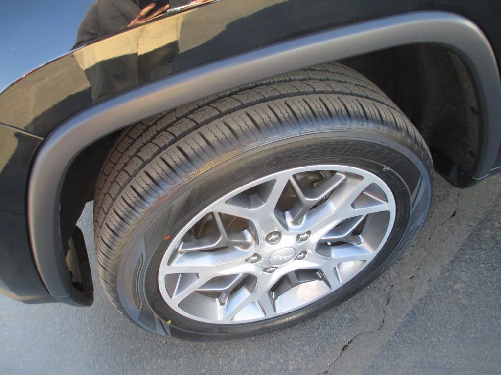 Used 2022 Jeep Grand Cherokee Limited w/ Trailer Tow Group IV image 13