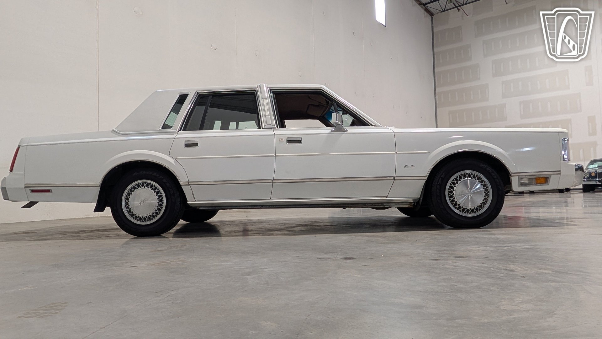 Used 1988 Lincoln Town Car RWD image 16