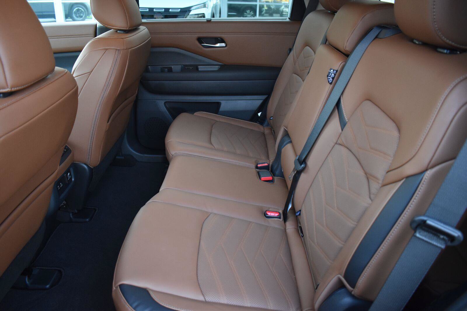 Used 2025 Nissan Pathfinder Platinum w/ Black Appearance Package FWD image 54
