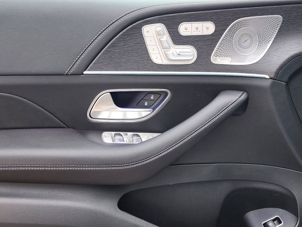 Used 2025 Mercedes-Benz GLS 450 4MATIC image 7