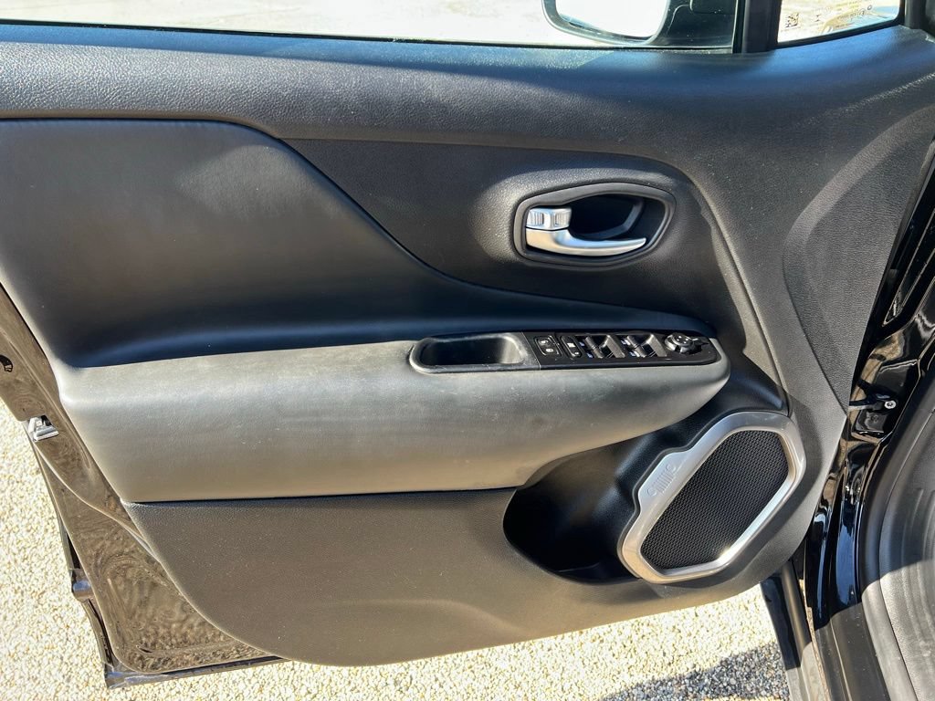 Used 2022 Jeep Renegade Latitude AWD/4WD image 23