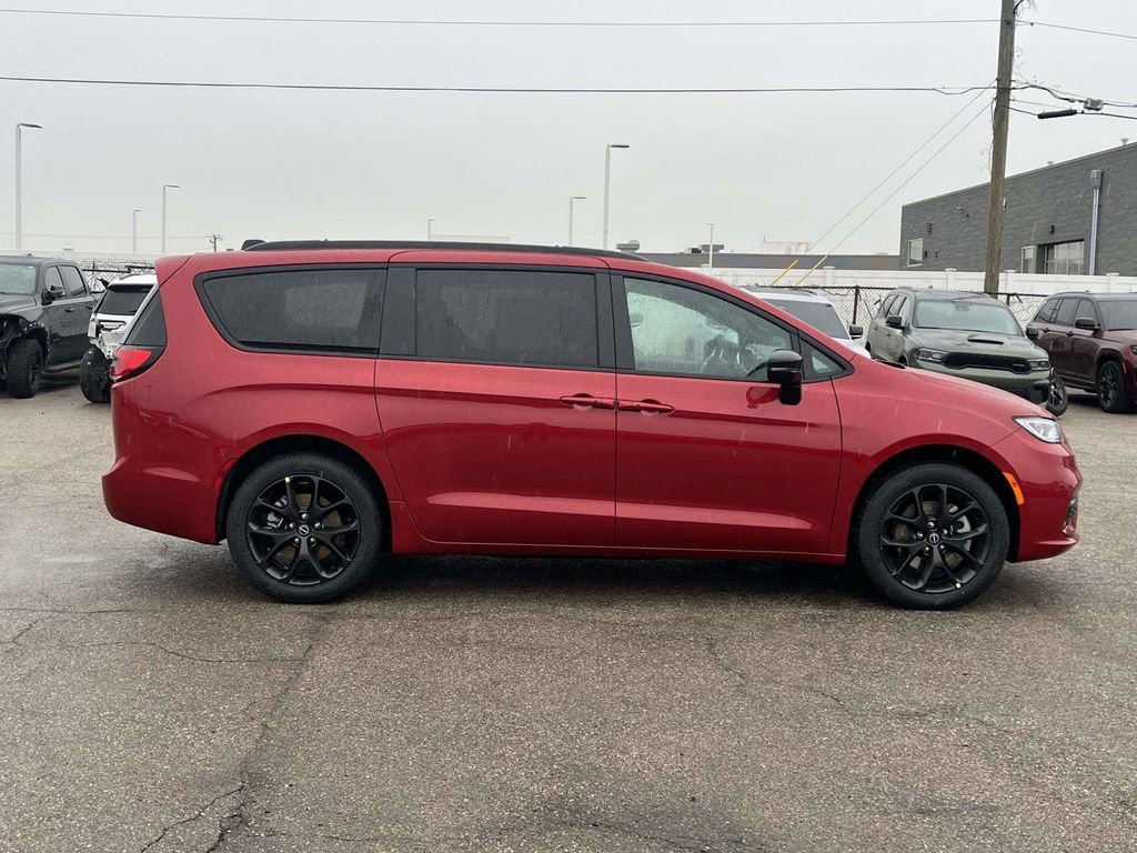 New 2026 Chrysler Pacifica Limited w/ S Appearance Package image 2