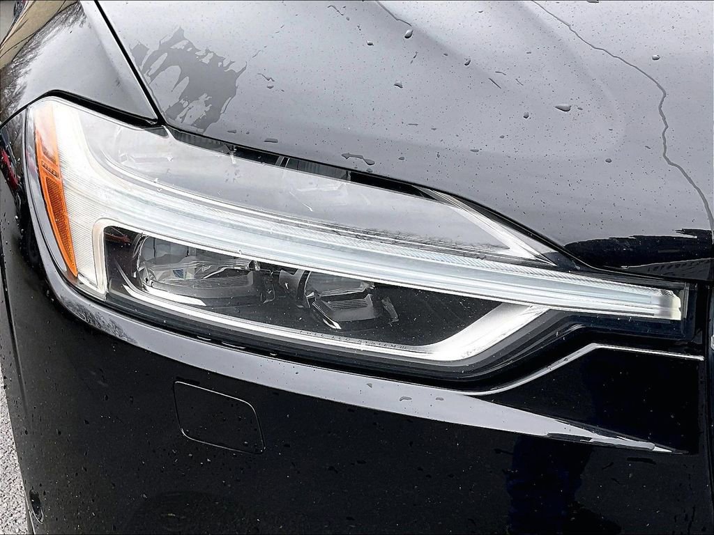 Used 2018 Volvo XC60 T6 Momentum w/ Convenience Package image 24