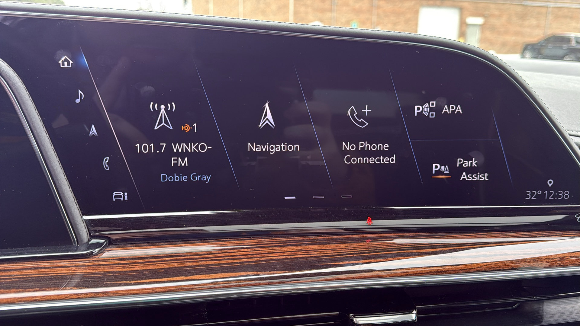 Used 2021 Cadillac Escalade ESV Premium Luxury w/ Performance Package image 19