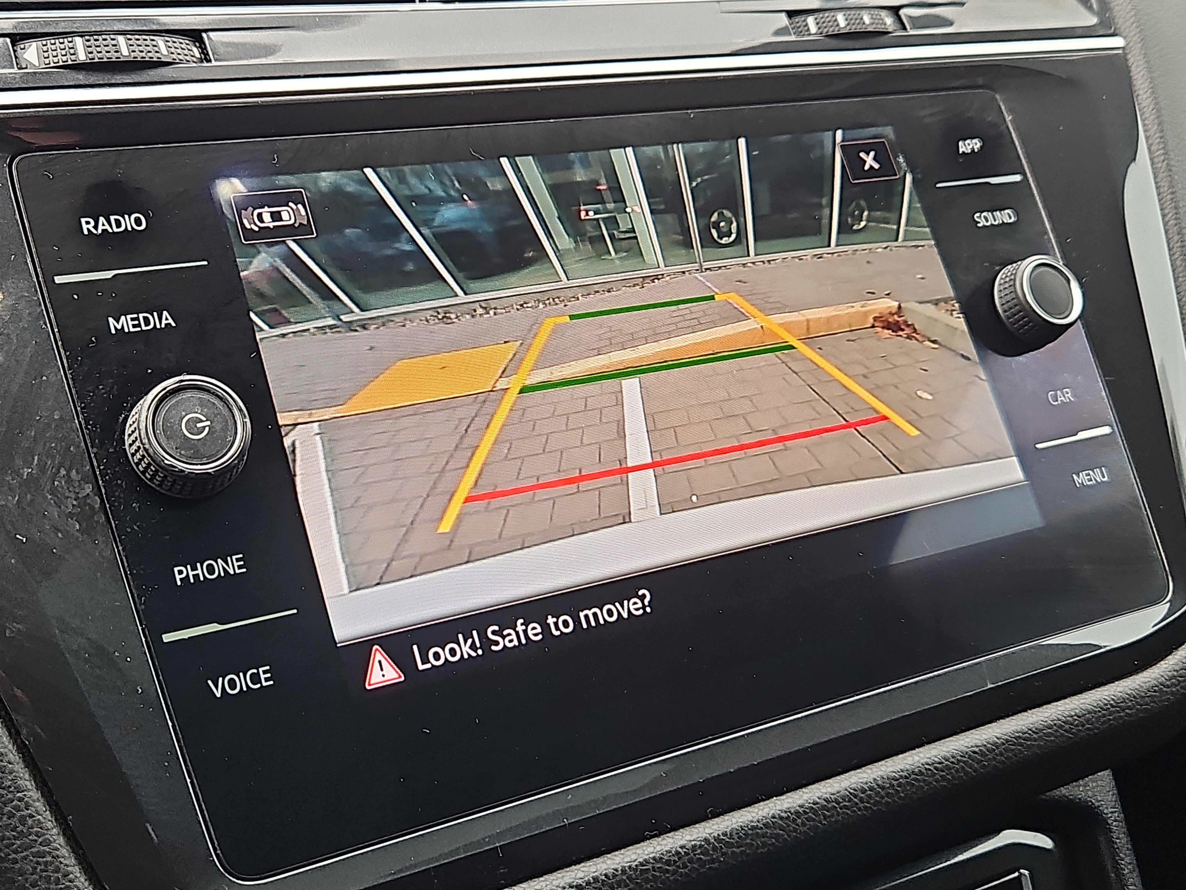 Certified 2021 Volkswagen Tiguan SE w/ Panoramic Sunroof Package image 9