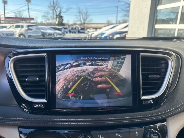 Used 2024 Chrysler Pacifica Select image 16
