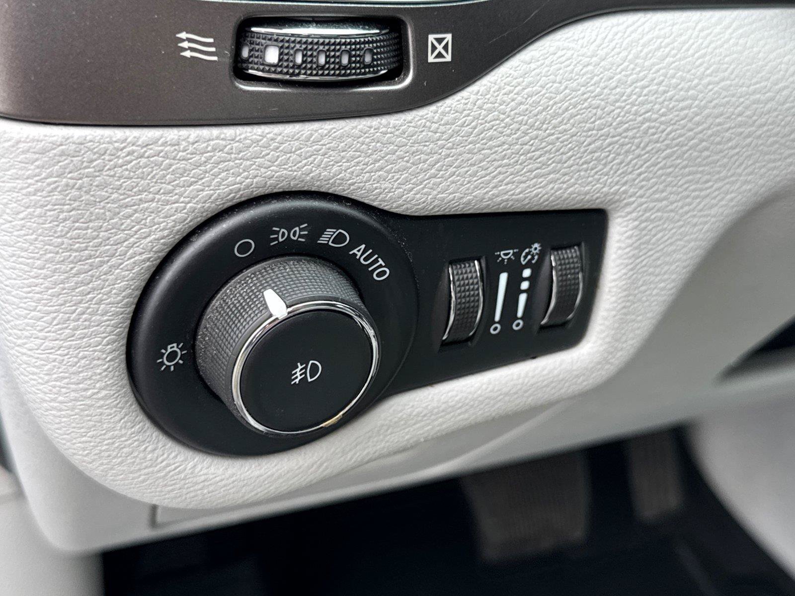 Used 2021 Jeep Cherokee Latitude Plus w/ Sun & Sound Group AWD/4WD image 28