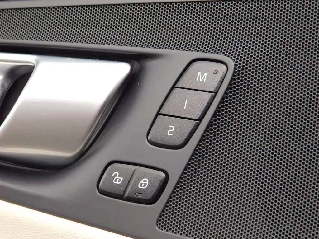 Used 2024 Volvo XC60 B5 Plus image 27