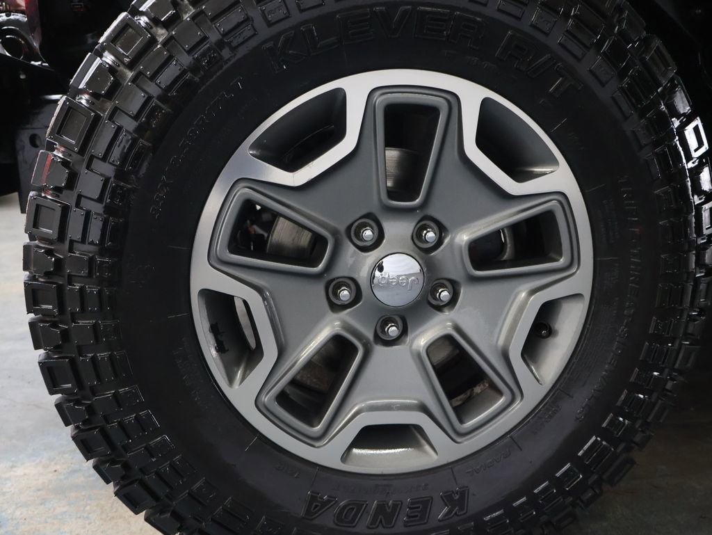 Used 2018 Jeep Wrangler Unlimited Rubicon w/ Connectivity Group image 29