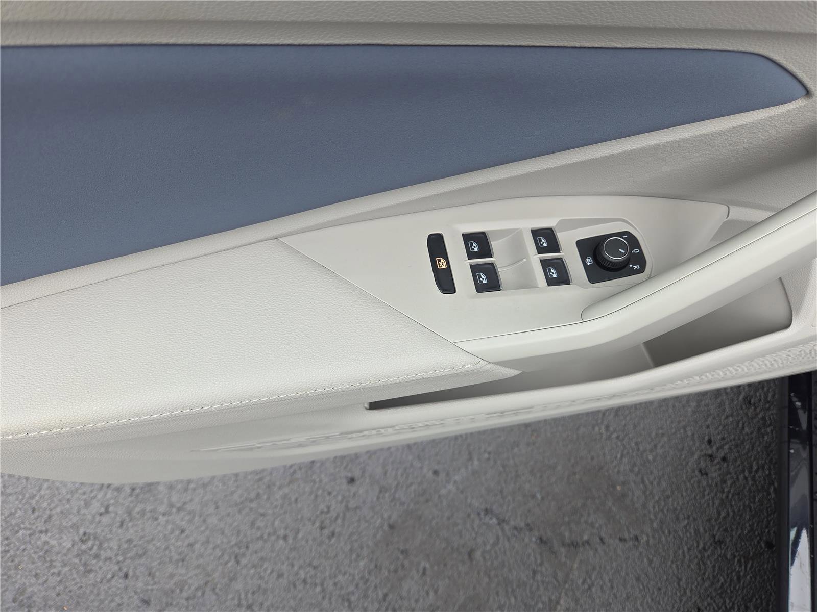 Certified 2025 Volkswagen Jetta SE w/ Sunroof Package image 11