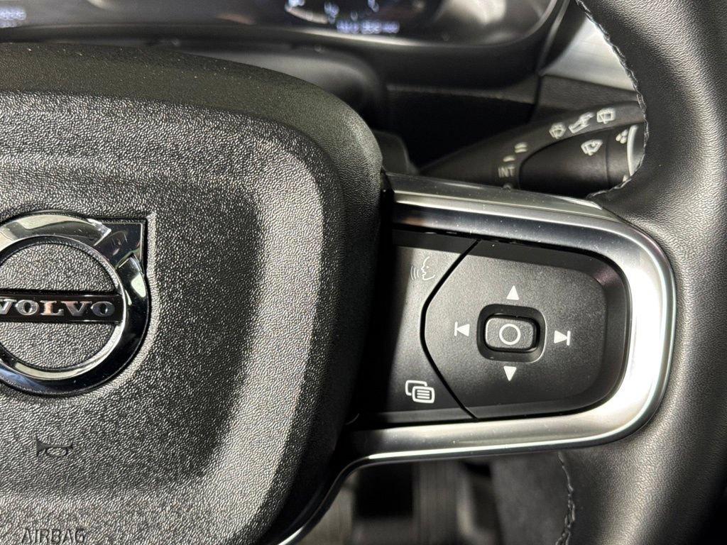 Used 2022 Volvo XC40 T5 Momentum AWD/4WD image 12
