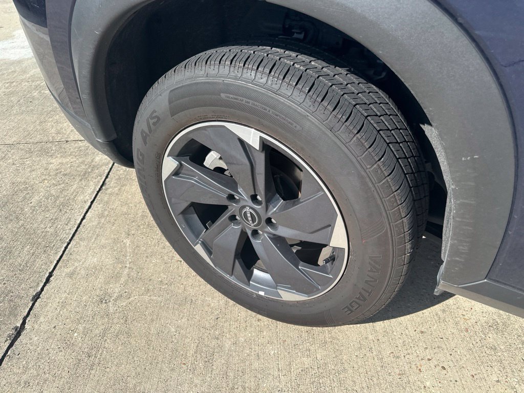 Used 2025 Nissan Rogue SV FWD image 37