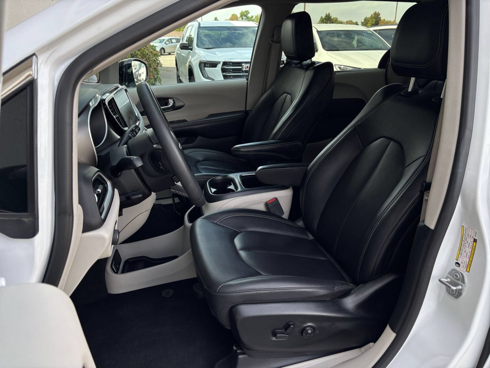 Used 2024 Chrysler Pacifica Touring-L FWD image 38