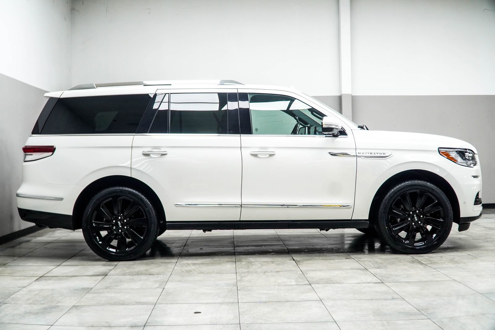 Used 2023 Lincoln Navigator Reserve AWD/4WD image 6
