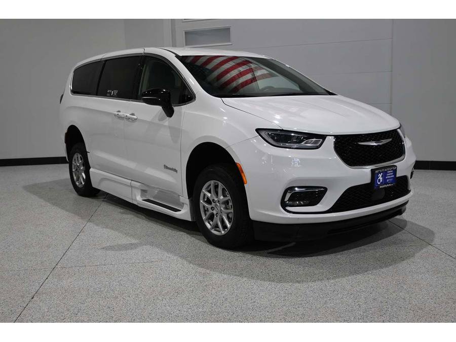 Used 2024 Chrysler Pacifica Touring-L FWD image 4