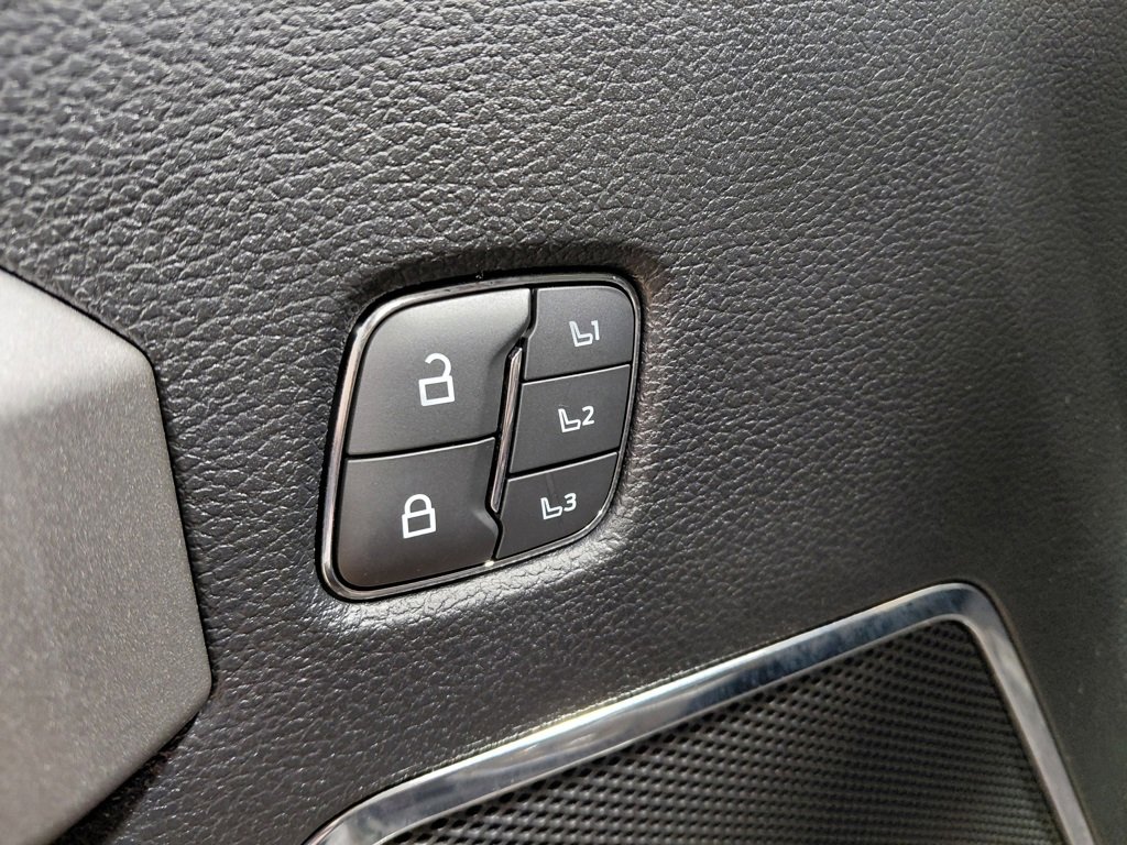 Used 2021 Ford F350 Platinum w/ Tremor Off-Road Package image 10