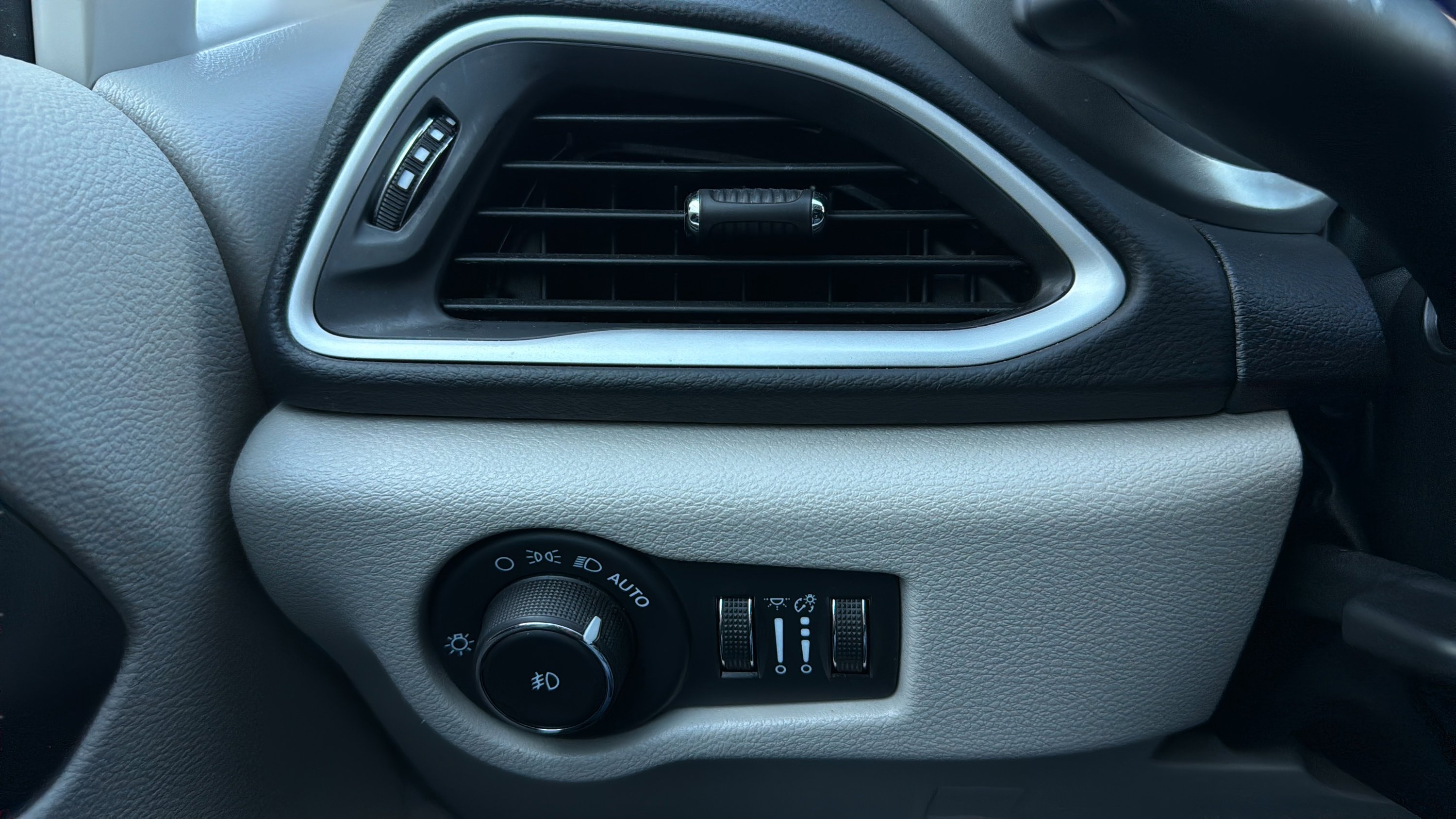 Used 2023 Chrysler Pacifica Touring-L image 19