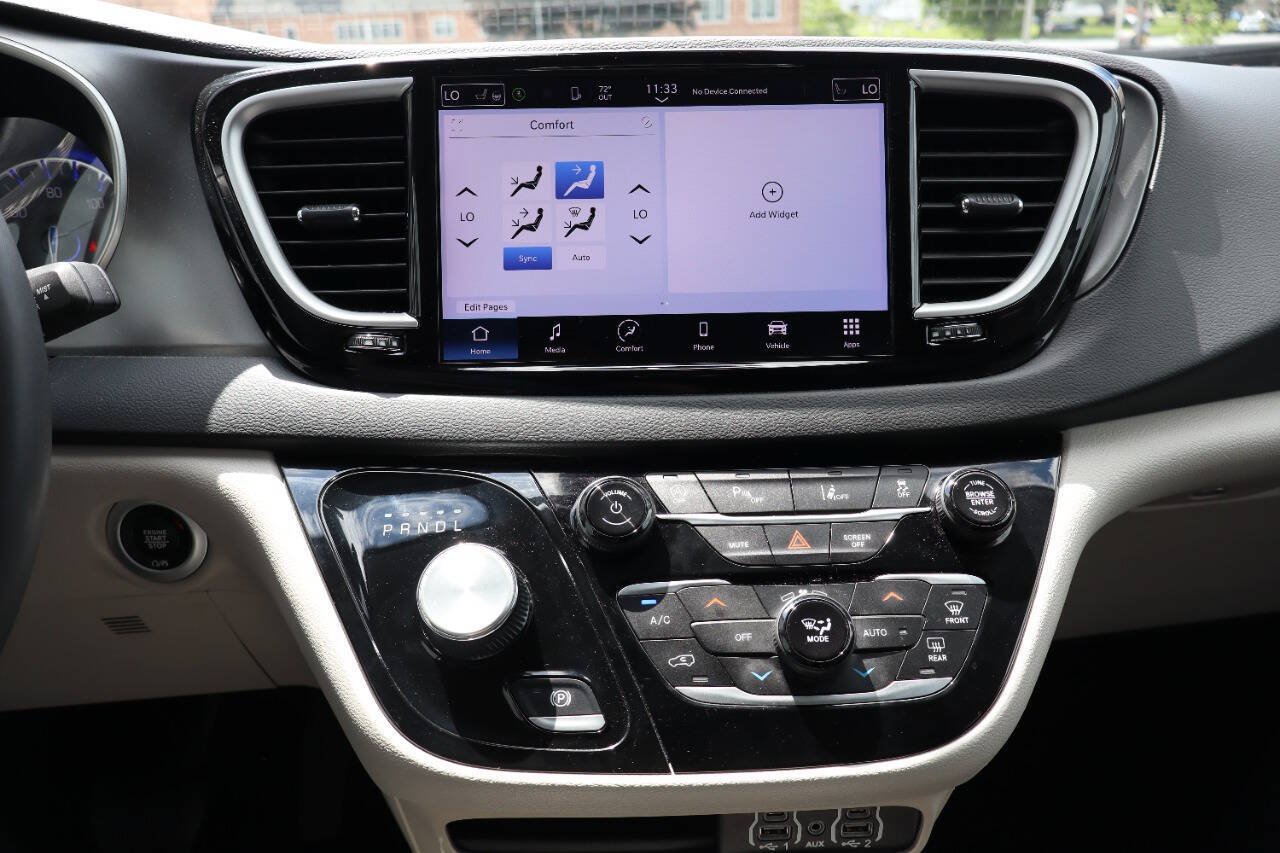 Used 2023 Chrysler Pacifica Touring-L FWD image 7