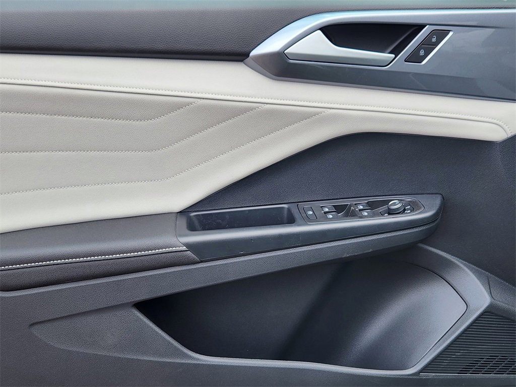 New 2025 Volkswagen Taos SEL image 9