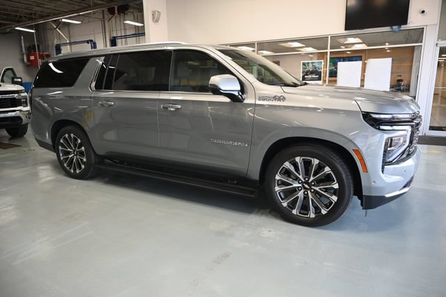 Used 2025 Chevrolet Suburban High Country AWD/4WD image 8