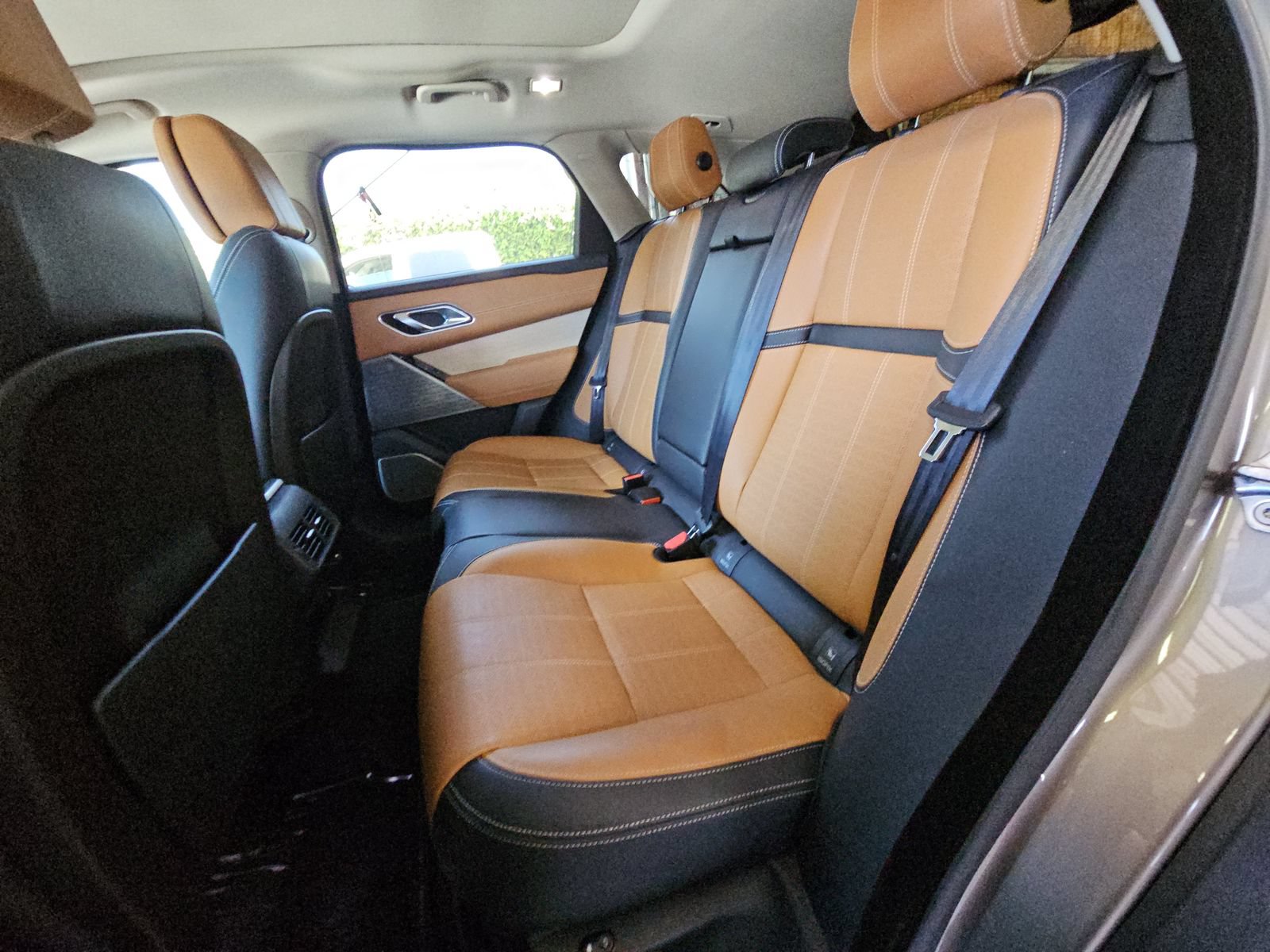Used 2018 Land Rover Range Rover Velar R-Dynamic SE AWD/4WD image 14