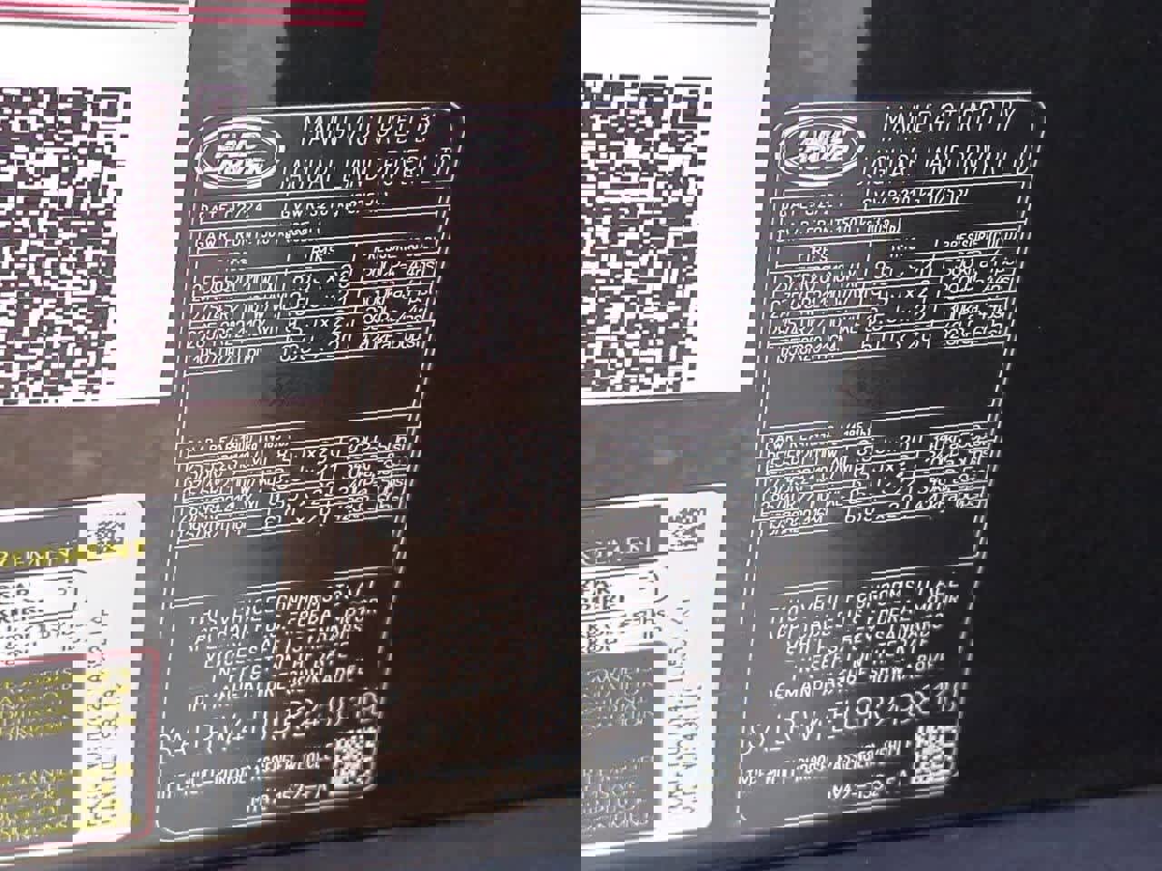 Used 2024 Land Rover Discovery Metropolitan Edition image 37