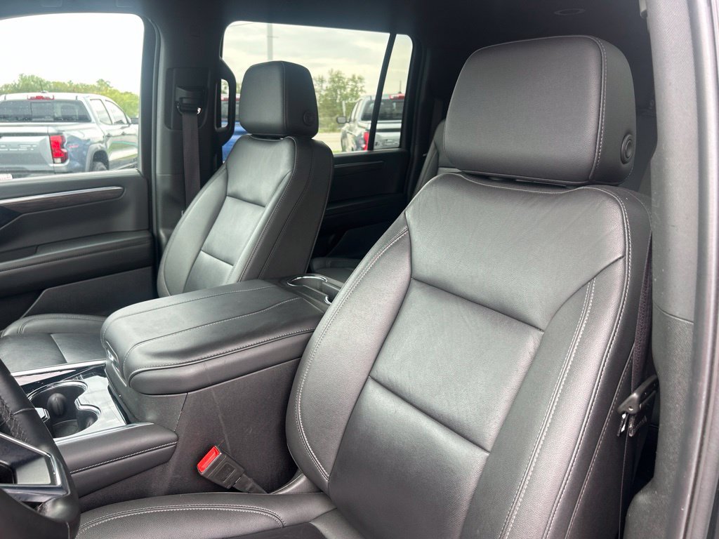 Used 2025 Chevrolet Suburban LT AWD/4WD image 17