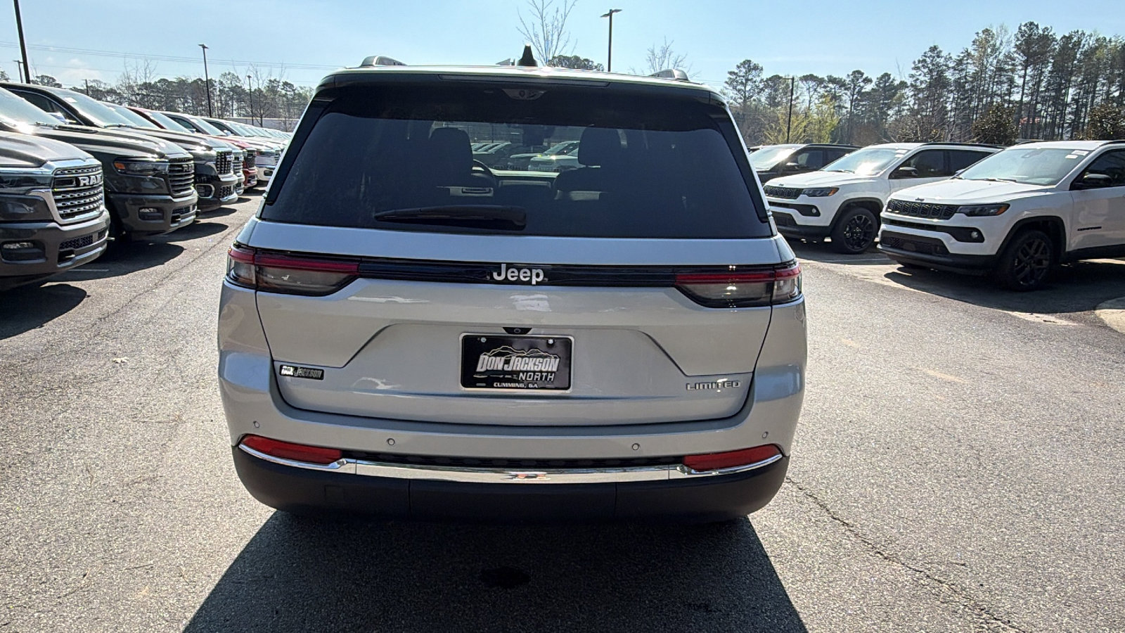 Used 2024 Jeep Grand Cherokee Limited w/ Luxury Tech Group II image 9