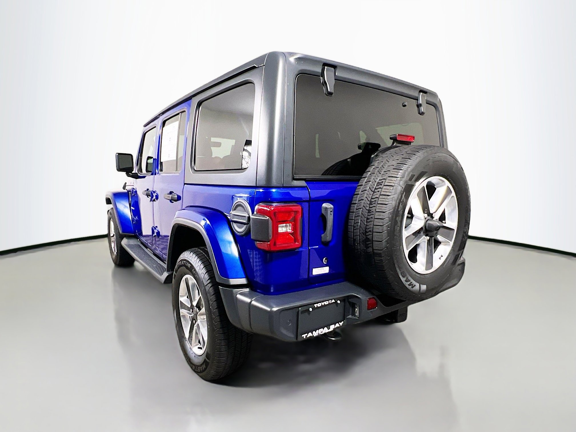 Used 2018 Jeep Wrangler Unlimited Sahara AWD/4WD image 8