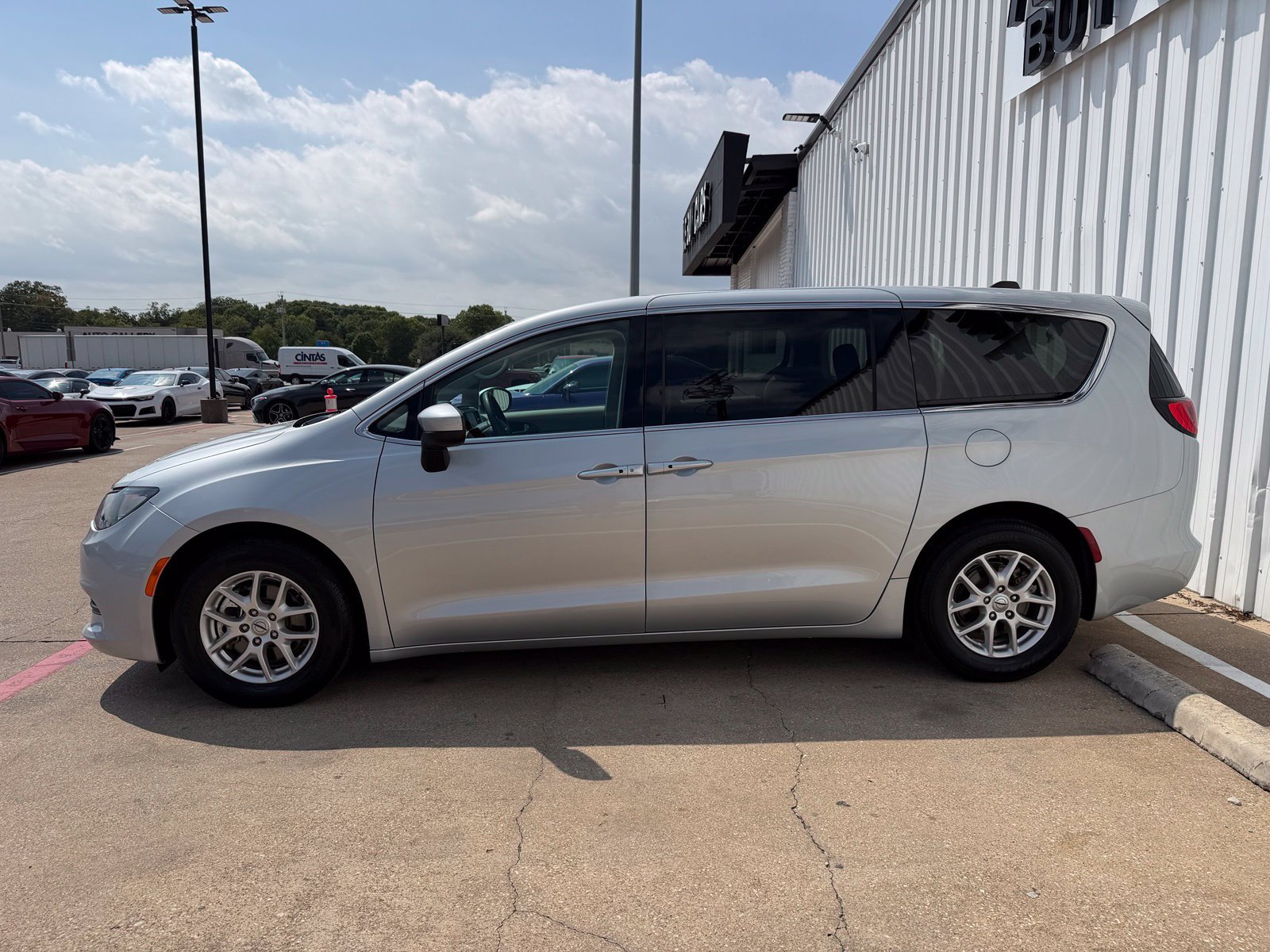 Used 2023 Chrysler Voyager LX FWD image 3