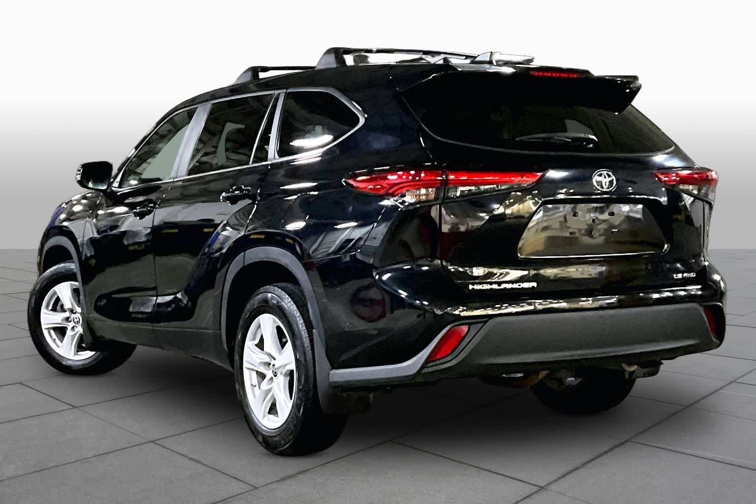 Used 2023 Toyota Highlander LE AWD/4WD image 12