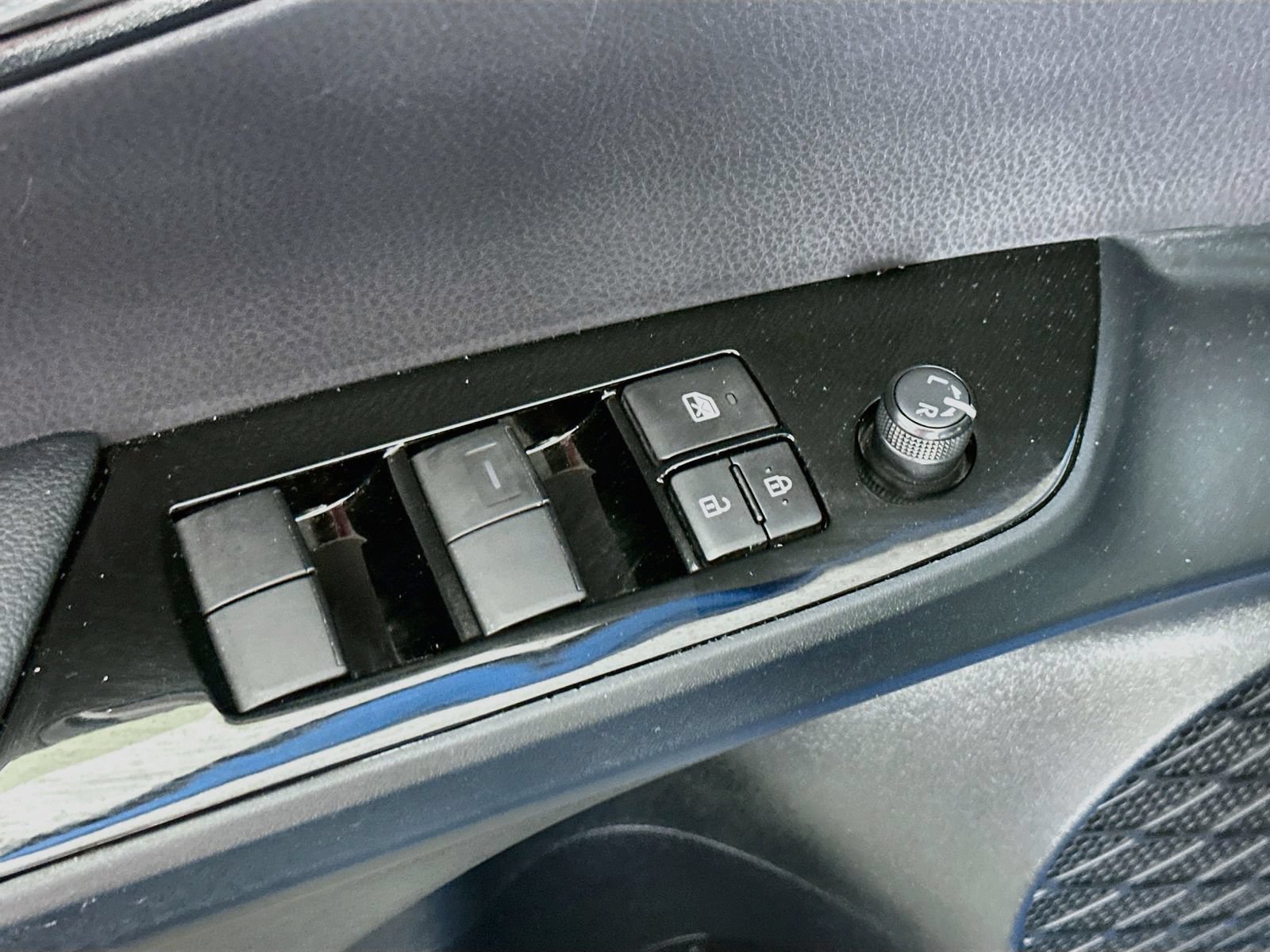 Used 2021 Toyota Prius LE AWD/4WD image 19