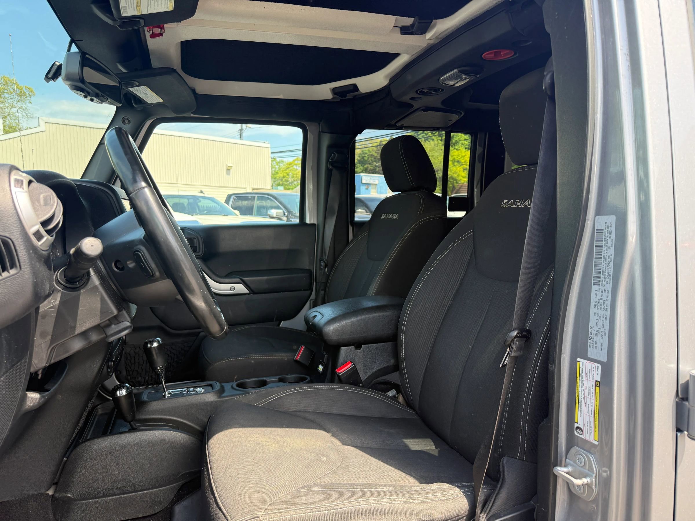 Used 2017 Jeep Wrangler Unlimited Sahara w/ Connectivity Group AWD/4WD image 10