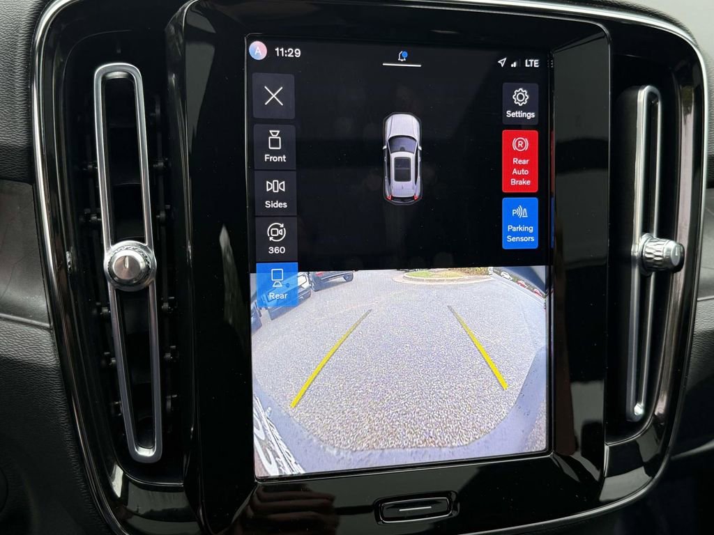 Used 2023 Volvo XC40 Recharge Plus image 7