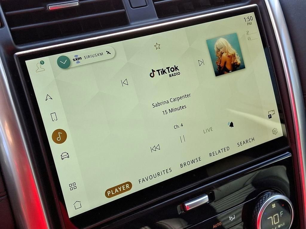 Used 2024 Land Rover Discovery S image 19