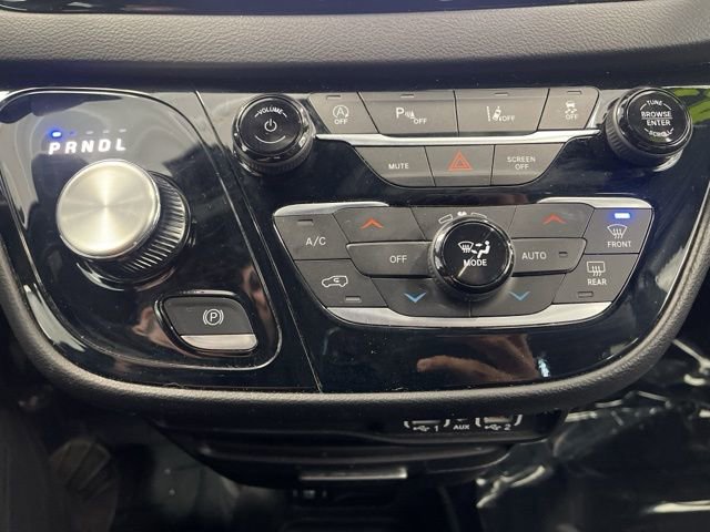 Used 2025 Chrysler Pacifica Select image 47