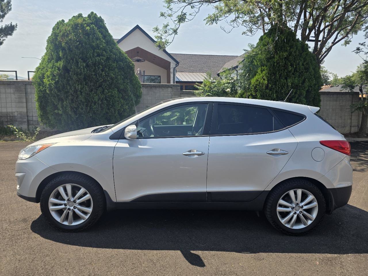 Used 2011 Hyundai Tucson Limited w/ Premium Pkg 3 AWD/4WD image 2