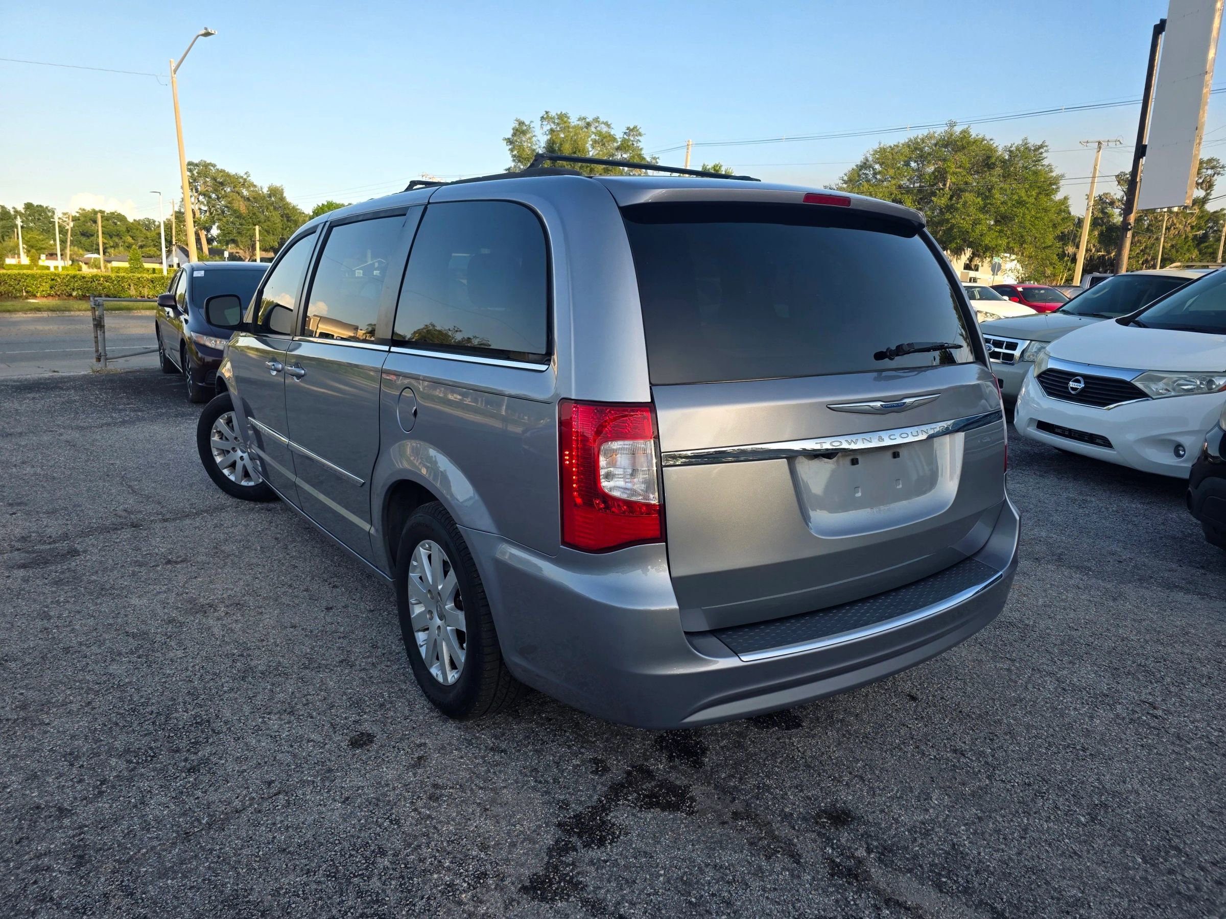 Used 2014 Chrysler Town & Country Touring FWD image 5