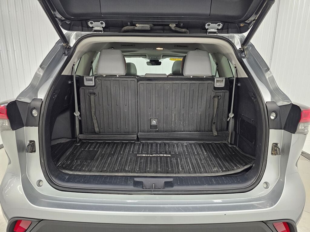 Used 2020 Toyota Highlander XLE AWD/4WD image 16
