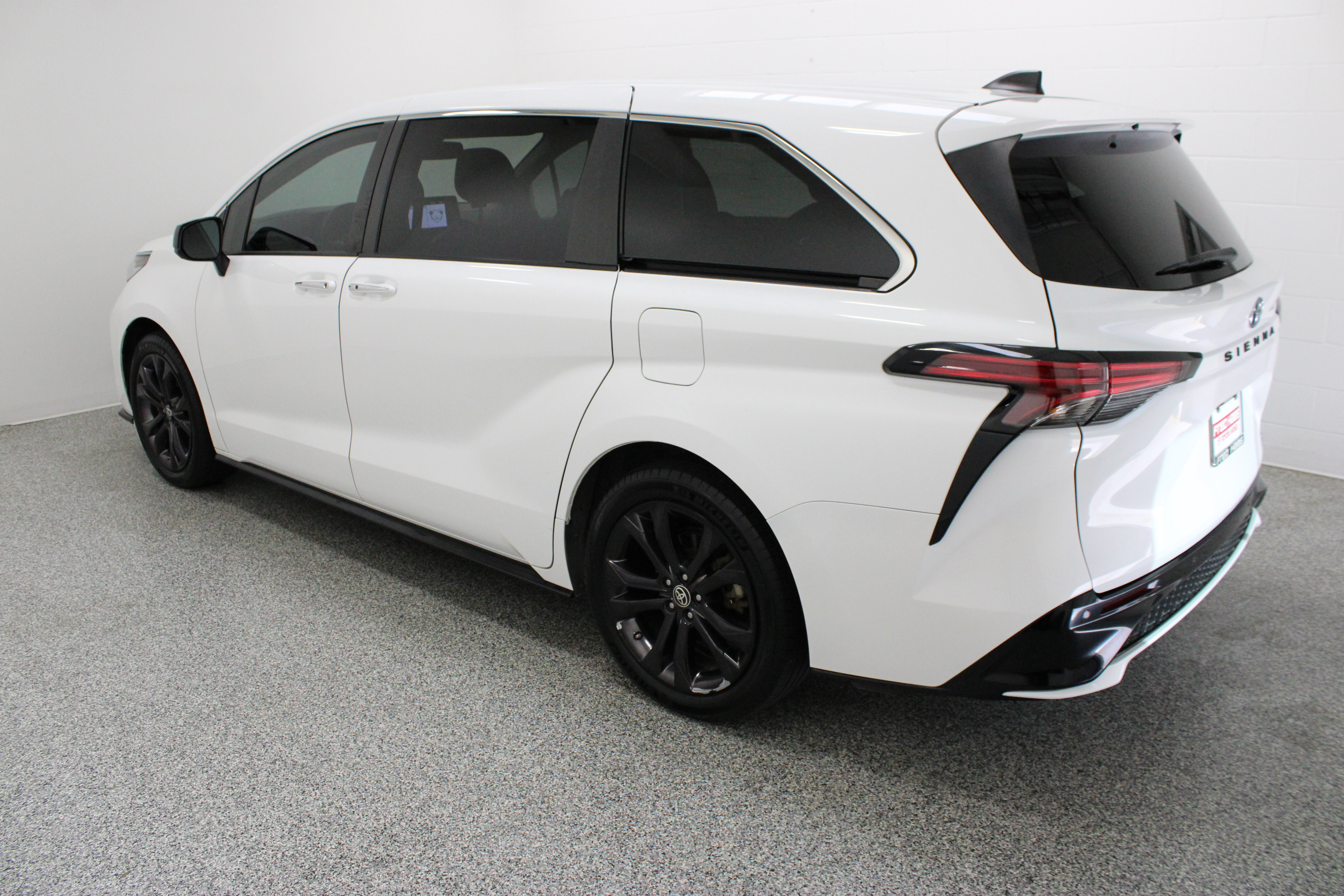 Used 2023 Toyota Sienna XSE FWD image 9